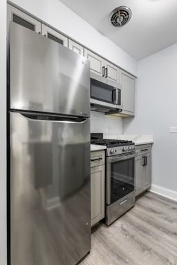 Building Photo - 6201 N Kenmore Ave