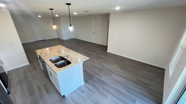 Building Photo - Stunning 4 Bedroom, 2 Bathroom Home in Palm Bay!!