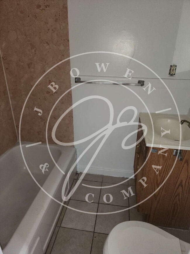 Building Photo - 2nd floor Studio: Cozy 400 Sq Ft Space. El...