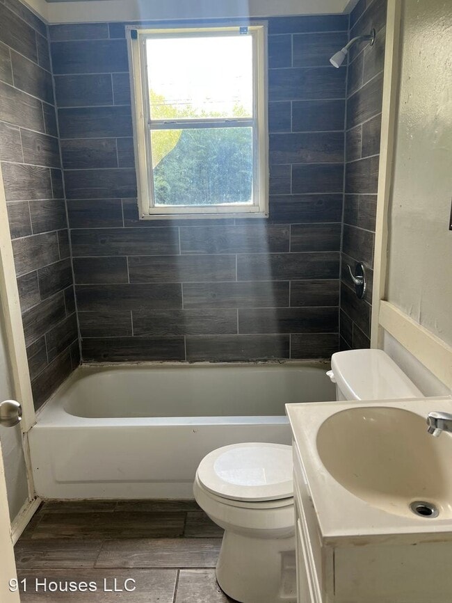 Building Photo - 2 br, 1 bath House - 2015 Murray