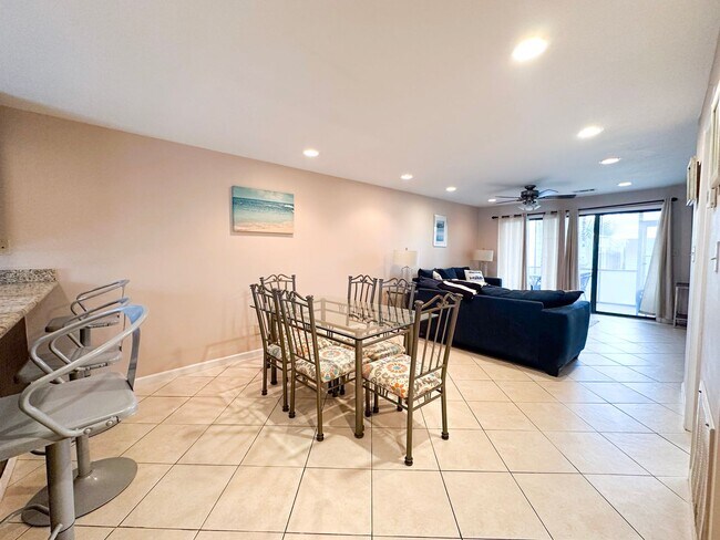 Building Photo - Unfurnished 2 Bedroom Townhome Near the Be...
