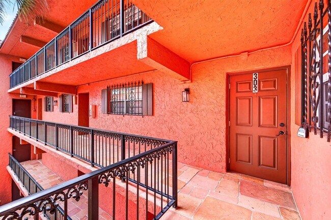 Foto del edificio - 660 Tennis Club Dr