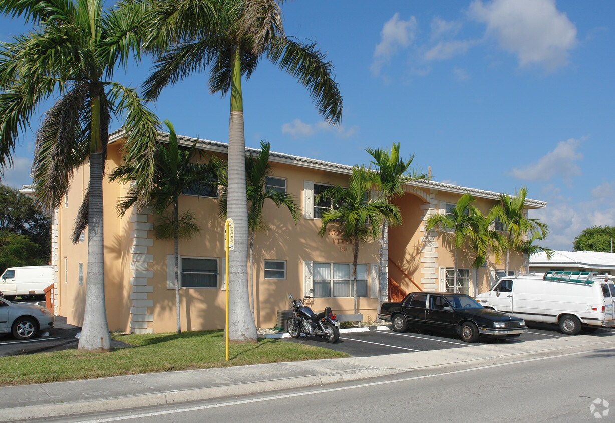 Building Photo - Pincrest Villa