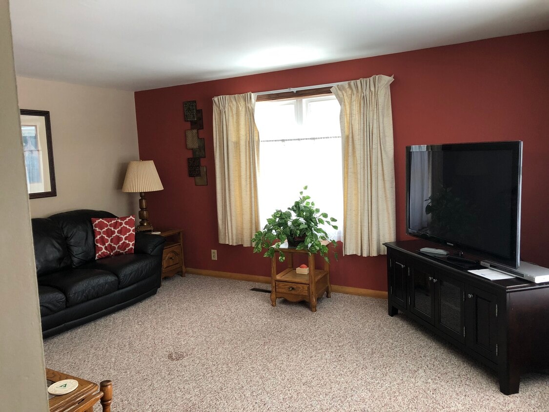 Living Room w/Large Flatscreen TV - 2312 Garfield St