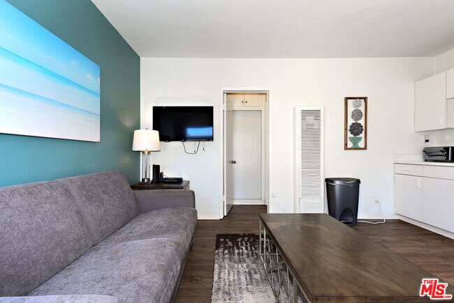 Foto del edificio - 3743 McLaughlin Ave