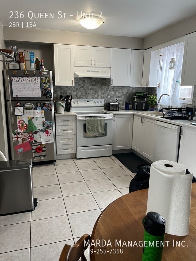 Photo du bâtiment - RENOVATED 2 BED/1 BATH TOWNHOUSE IN HARROW + HYDRO & WATER!