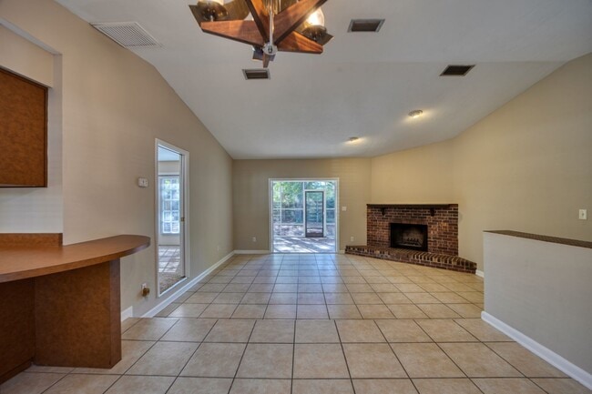 Building Photo - SUBLEASE Darling 2 Bedroom House in Northw...