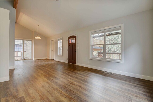 Building Photo - Quiet neighborhood home in Bends Westside