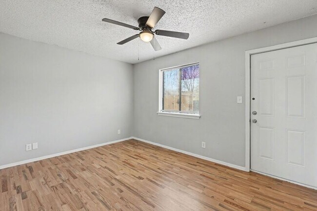 Foto del edificio - 1045 S Happy Hollow Rd