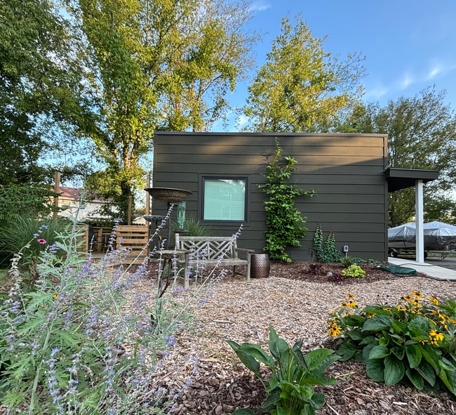 Building Photo - 135 Del Crest Dr