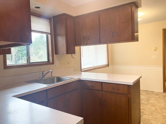 Building Photo - Adorable 3BD Home in Beavercreek with private yard!!