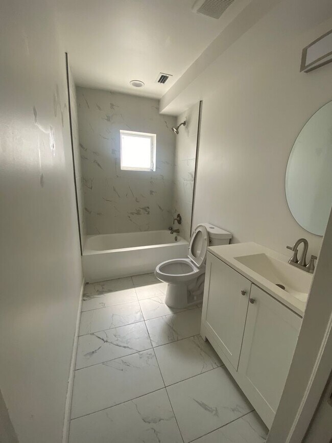 Foto del edificio - Large house with ample parking, located in Victoria Park, close to US 1 and Broward Blvd.