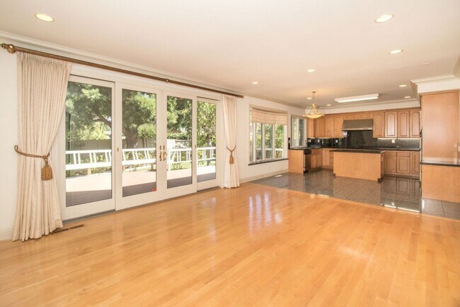 Foto del edificio - Spacious Executive Home in the Heart of Mi...