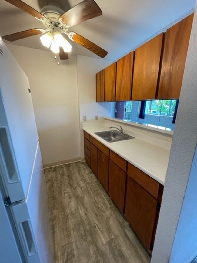 Building Photo - CM-105