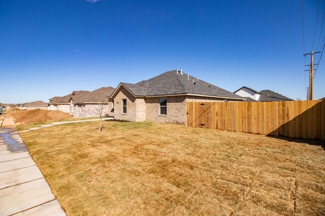 Building Photo - 2700 Tampa Bay Ave