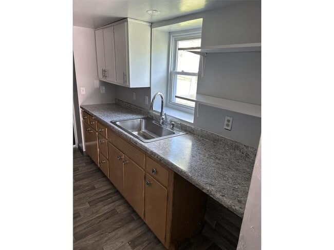 Building Photo - 542 Hazel St N