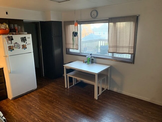 Building Photo - Duluth MN - 4 Bed - 1 Bath - Single Family...