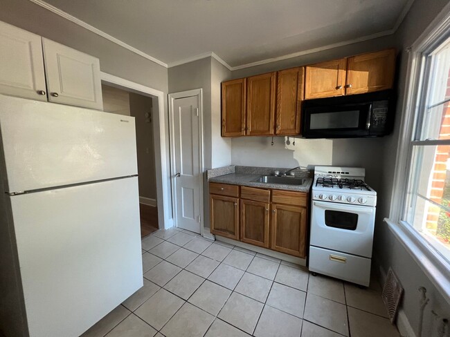 Building Photo - Cozy 2 Bedroom Available Immediately