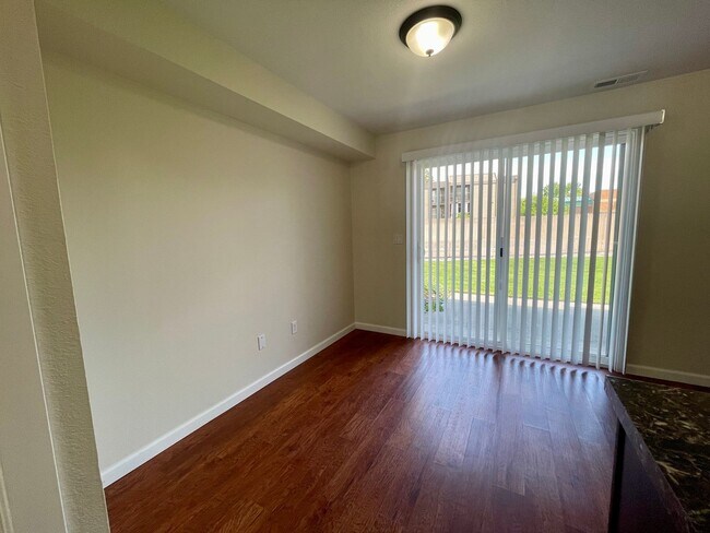 Foto del edificio - Updated Townhome, Short Commute to Hanford...