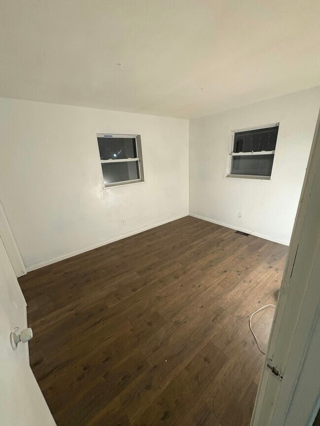Foto del edificio - 2529 W Riverview Ave