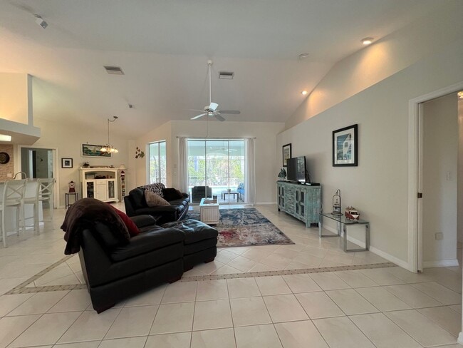 Foto del edificio - FURNISHED SHORT TERM RENTAL - 3 Bed / 2 Bath - Single Family Pool Home - $5,000/month ** Heated S...