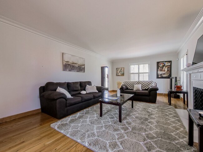 Foto del edificio - Welcome to this beautiful Fully furnished 3-bedroom, 3-bathroom home located in the desirable Gro...