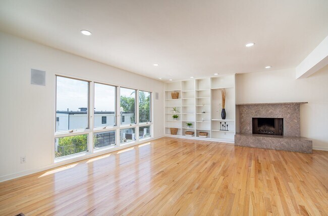 Building Photo - Beautiful 4-bedroom, 4 bath unit in the desirable Los Feliz