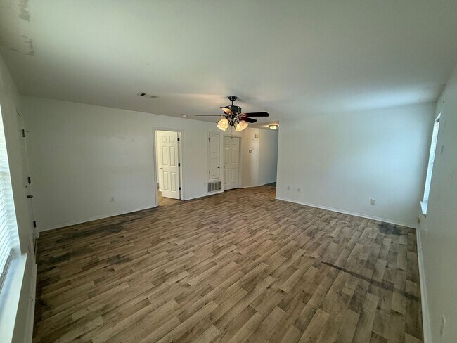 Building Photo - Gulf Breeze - 2 bedroom, 2 bathroom - lawn...