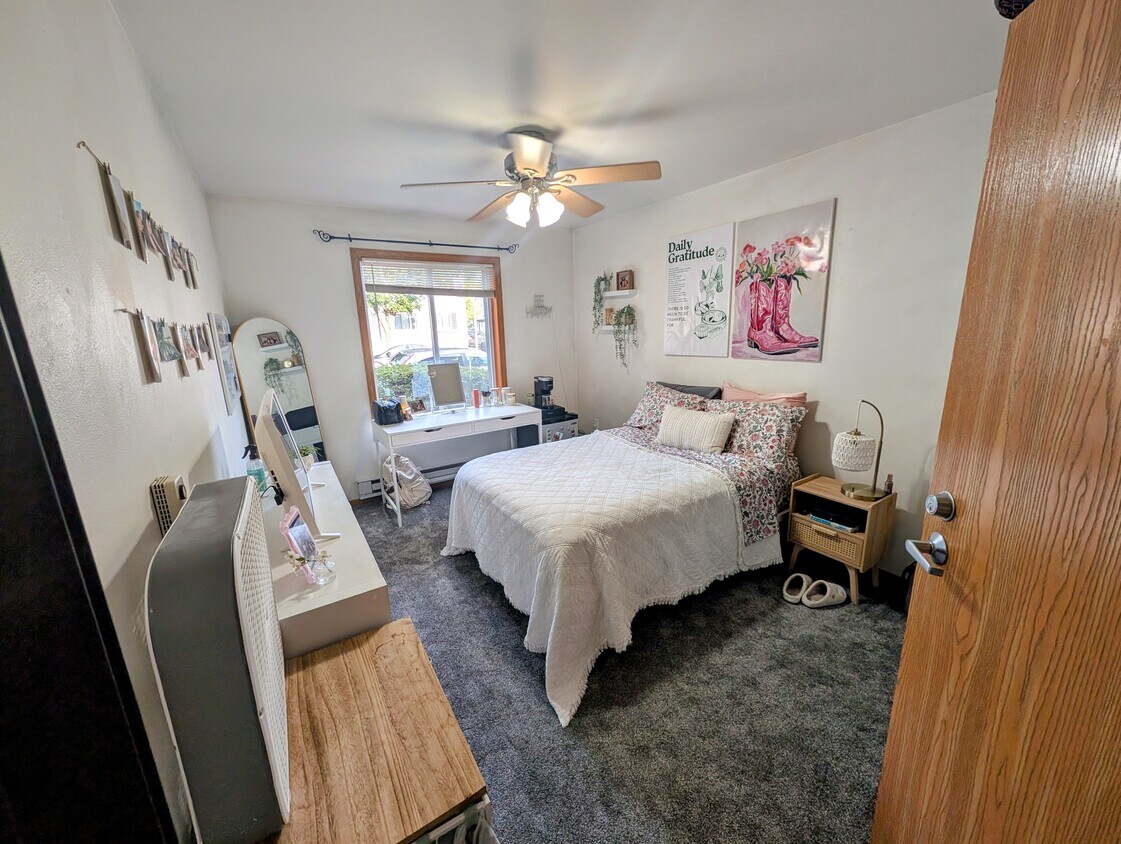 Foto principal - 924 7th St S