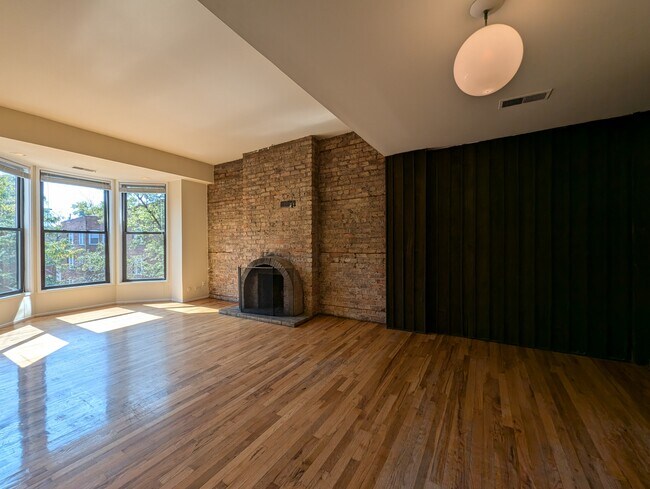 Building Photo - 602 W Surf St