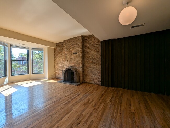 Building Photo - 602 W Surf St