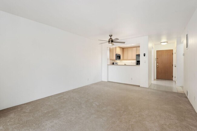 Building Photo - Lovely top floor south facing unit in the ...