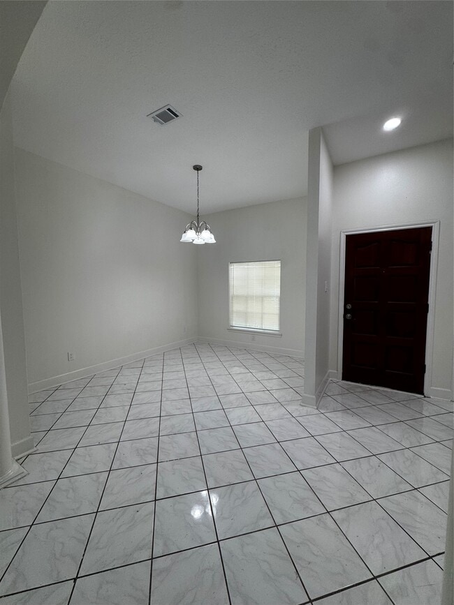 Building Photo - 2203 Bisontine St
