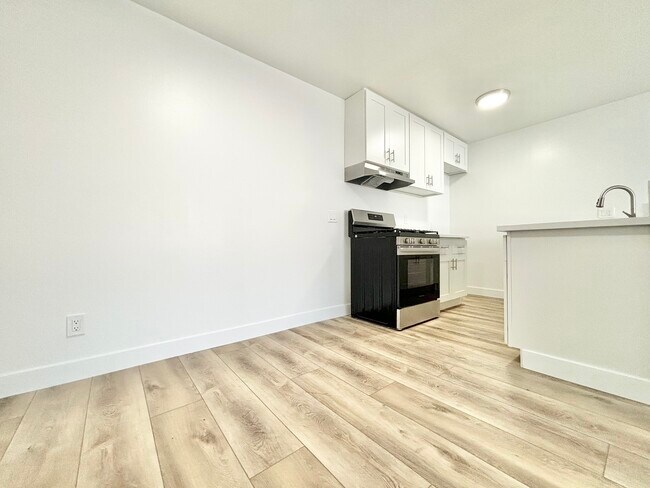 Foto del edificio - 245 S. Rampart Blvd. Los Angeles, CA 90057