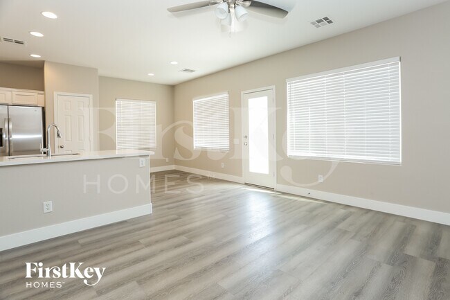 Foto del edificio - 6834 N Dovecote Ave