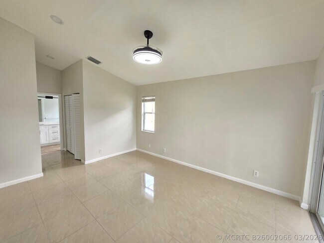 Building Photo - 1041 Fairfax Cir W