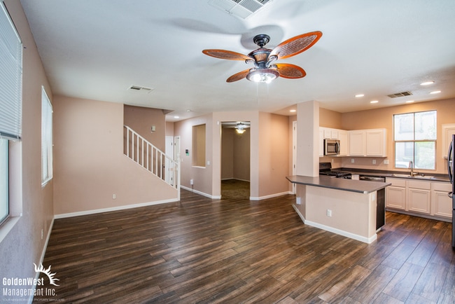 Building Photo - Spacious 3Bdm 2.5Ba Home with Modern Touch...