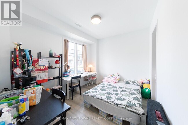 Building Photo - 3040 Bramall Gdns