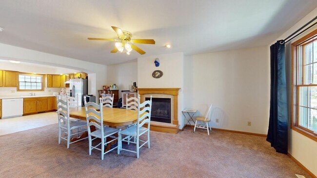 Building Photo - 4 Bedroom, 3 bath Townhome In Trendy Somer...