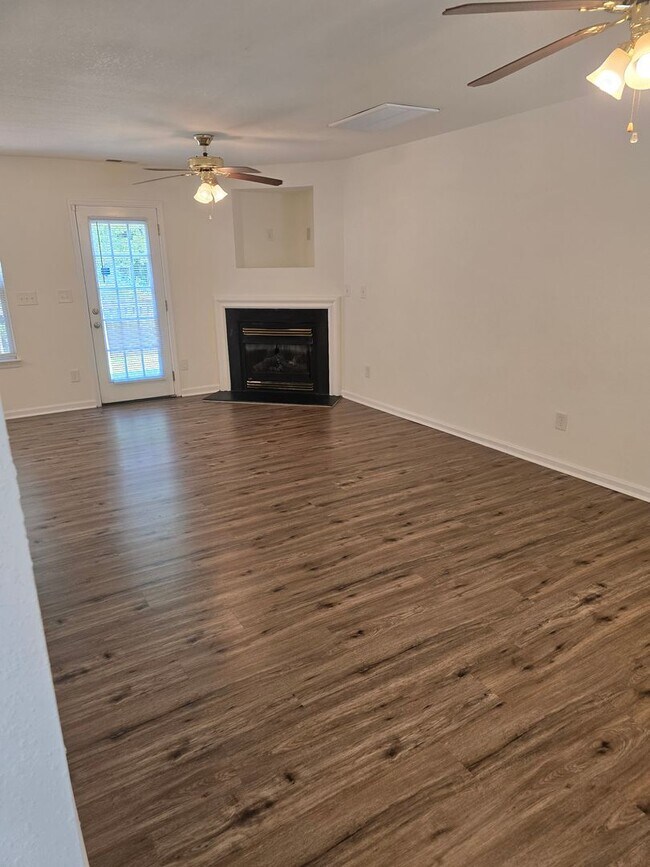 Building Photo - Located in Parkers Xing a home with 4BR/2....