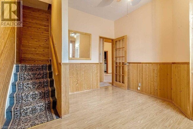Building Photo - 273 Rosslyn Ave N