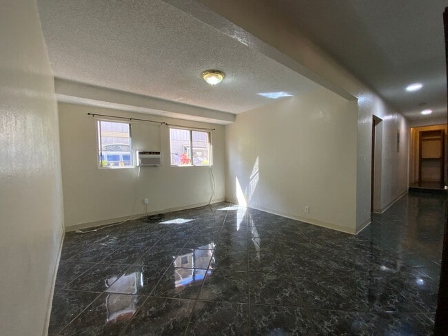 Building Photo - T1171