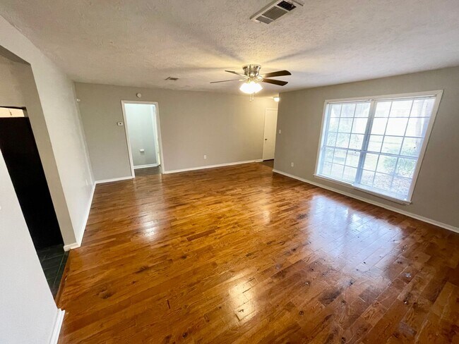 Building Photo - 3 Bed/2 Bath Available for Rent in Madison!