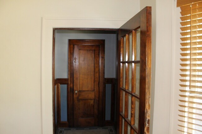 Foto del edificio - 923 W 10th St