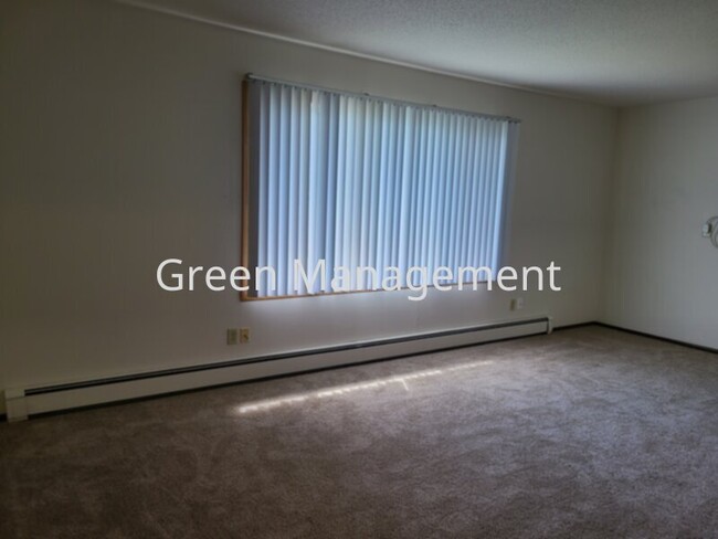 Building Photo - 2 Bedroom in 4 plex