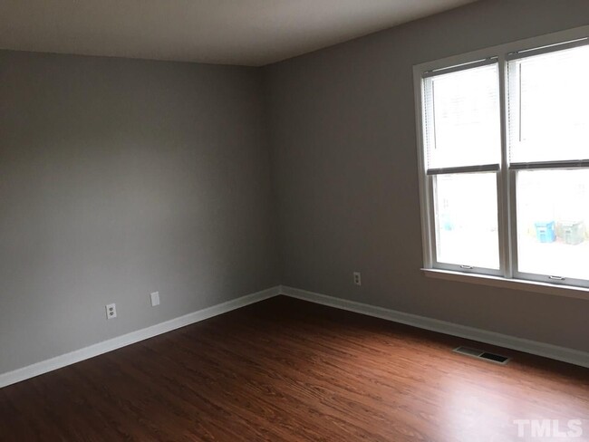 Building Photo - 2627 Camellia Dr