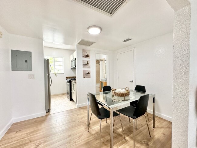 Building Photo - LARGE 1 BEDROOM FULLY FURNISHED IN WATERFR...
