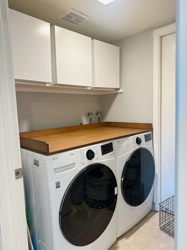 Building Photo - 34736 Tuxedo Cmn