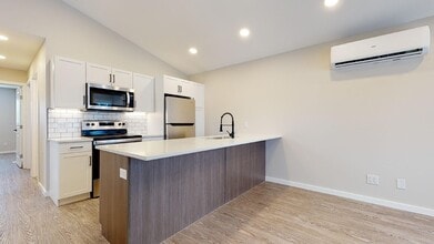 Building Photo - 307 Regent Ave E