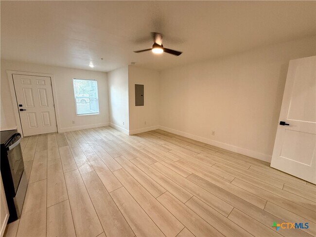 Building Photo - 2204 W San Antonio St